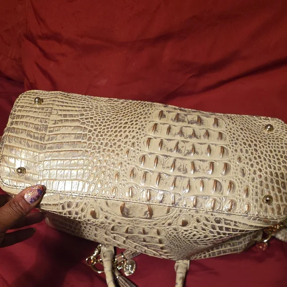 Elegant Crocodile-Embossed Tan Handbag - Picture 4 of 7